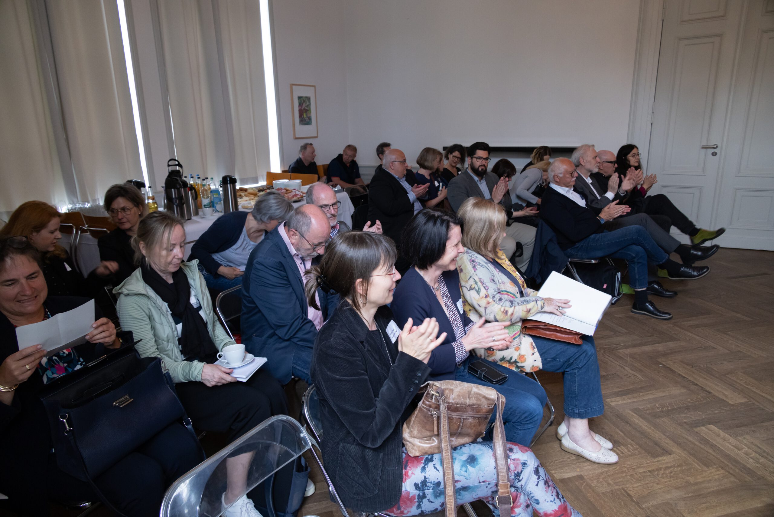 Blick ins Plenum des dritten Themenforums der Kulturentwicklungsplanung in Rheinland-Pfalz mit den knapp 50 Beteiligten, die applaudieren.