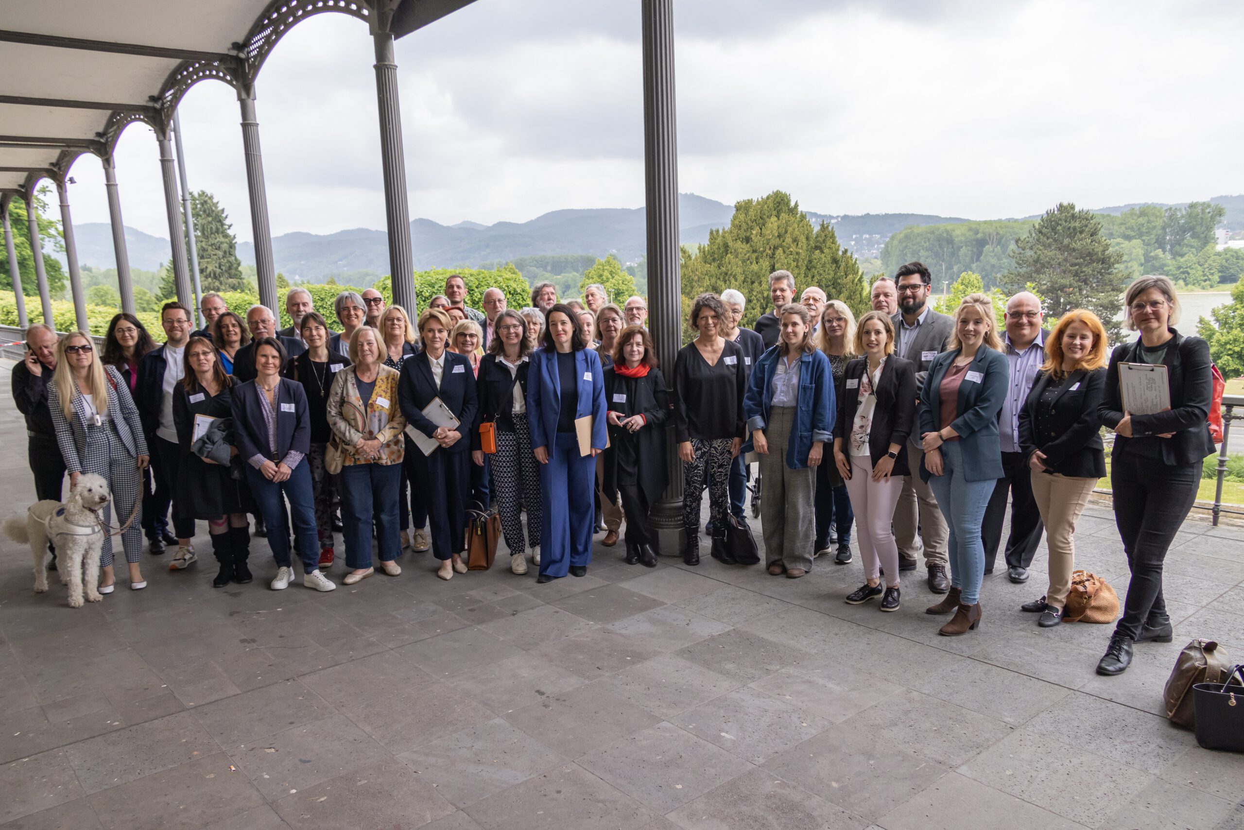 Gruppenbild mit allen Teilnehmenden vor dem Rheinpanorama