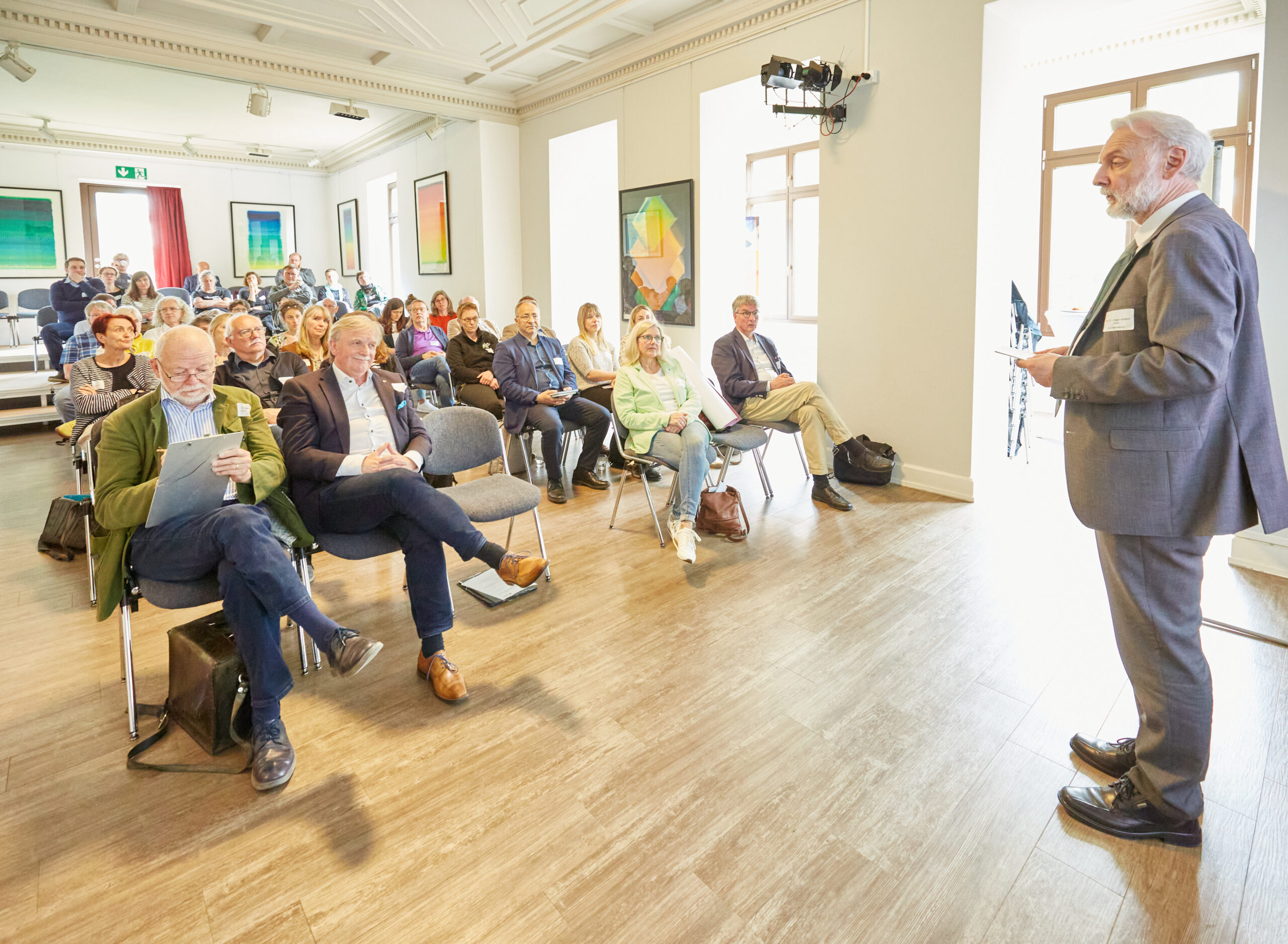 Kulturstaatssekretär Prof. Dr. Jürgen Hardeck begrüßt die Teilnehmenden des zweiten Themenforums im Herrenhof in Mußbach.