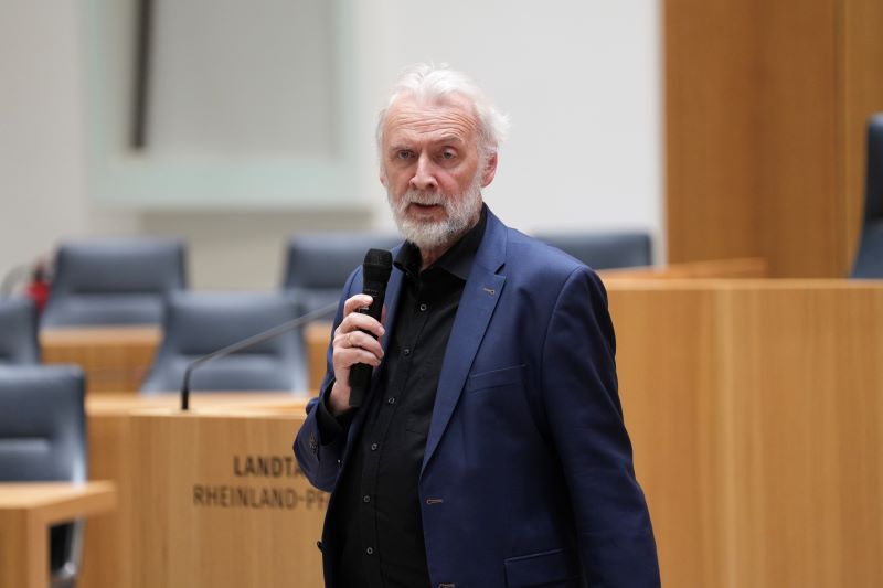 Kulturstaatssekretär Hardeck begrüßt die Zuhörenden bei der Veranstaltung Hoffnungsmaschine im Landtag Rheinland-Pfalz