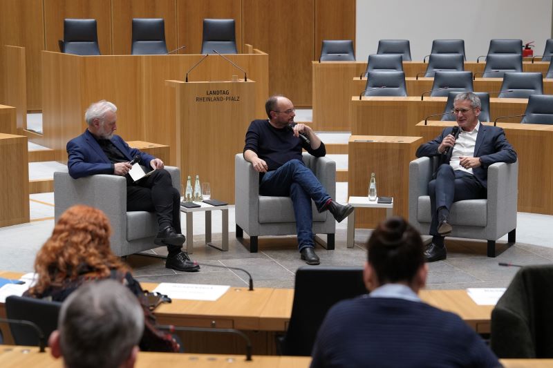 Kulturstaatssekretär Hardeck, Nils Minkmar, Landtagspräsident Hering im Gespräch im Landtag im Rahmen der Veranstaltungsreihe "Hoffnungsmaschine"