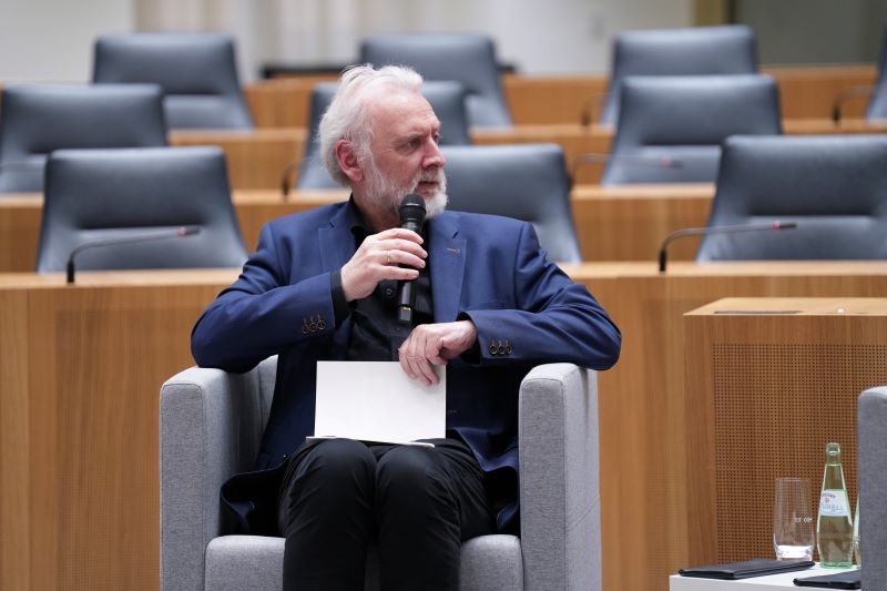 Kulturstaatssekretär Hardeck im Landtag Rheinland-Pfalz während des Gesprächs zur Hoffnungsmaschine