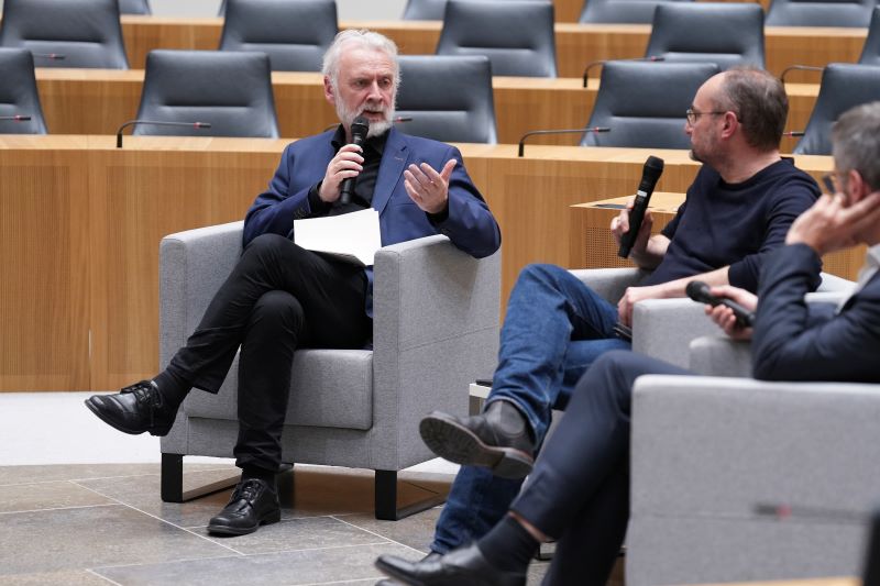 Kulturstaatssekretär Hardeck, Nils Minkmar, im Gespräch im Landtag Rheinland-Pfalz