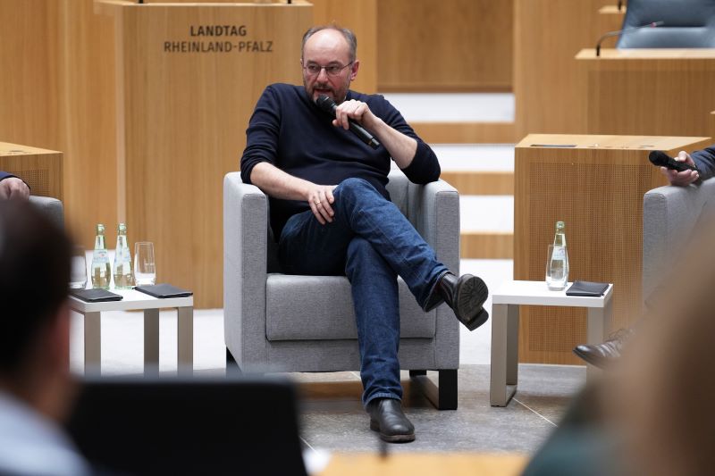 Nils Minkmar spricht im Landtag Rheinland-Pfalz