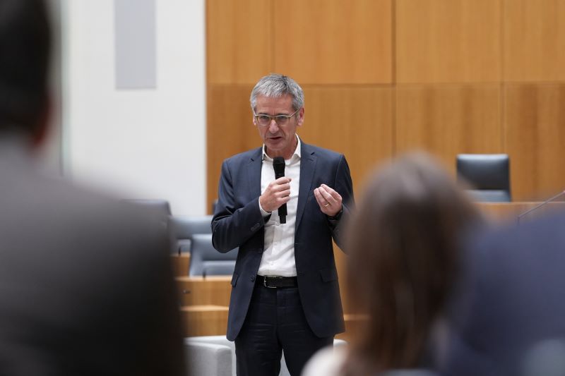 Landtagspräsident Hering begrüßt zur Hoffnungsmaschine im Landtag Rheinland-Pfalz