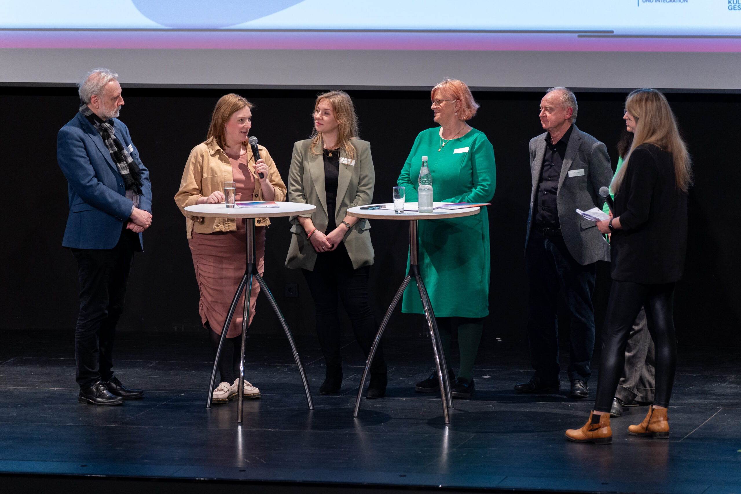 Podiumsgespräche auf dem Zukunftsforum Kultur. Von links nach rechts stehen dort Kulturstaatssekretär Jürgen Hardeck. Kulturministerin Katharina Binz, Projektleitung Ministerium Tamina Müller, AG Kulturentwicklungsplanung Anke von Heyl, Kurt Eichler, Ulrike Blumenreich, Moderatorin Mara Pfeiffer