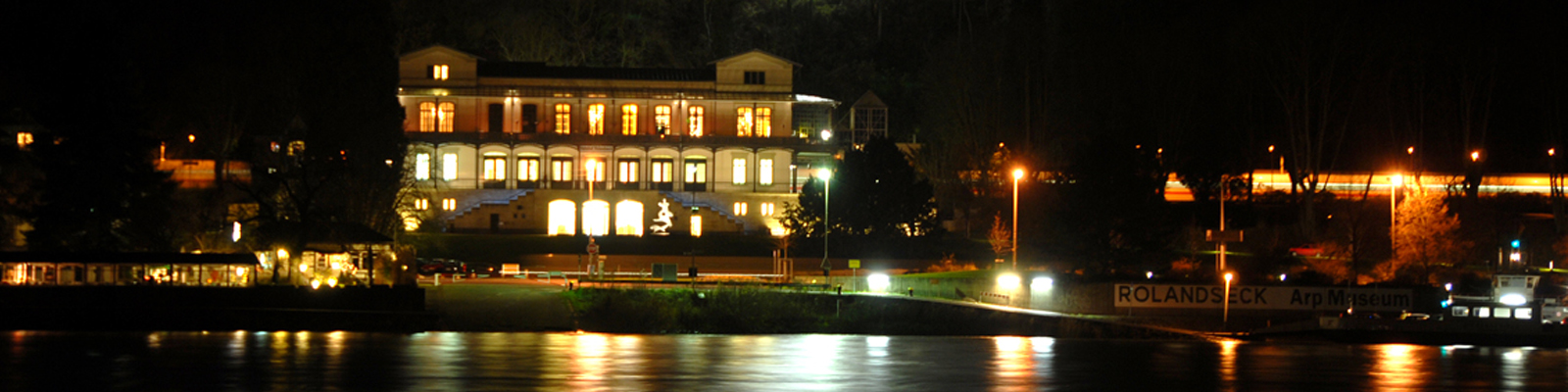 Blick auf das Arp Museum bei Nacht