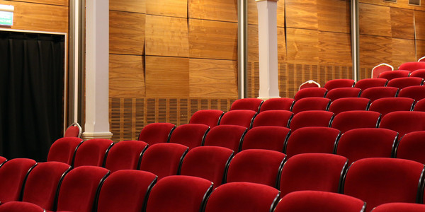 Leere Sitzplätze im Theater